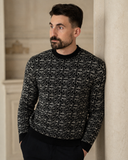 Pulover negru cu model grafic distinct