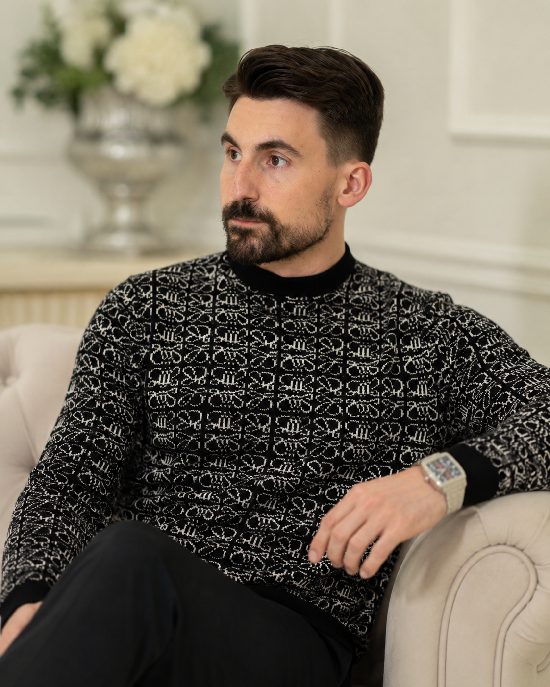 Pulover negru cu model grafic distinct